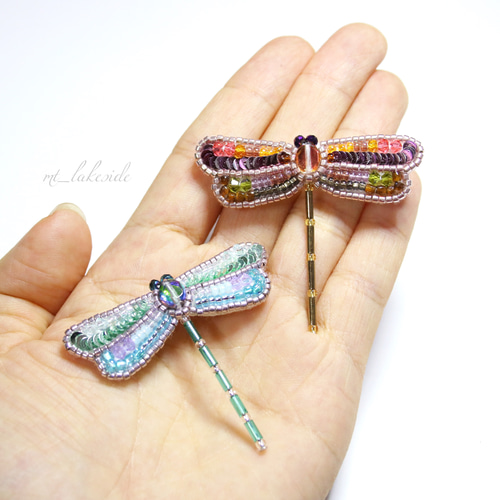 ビーズ刺繍の夕焼け色のトンボのブローチ ブローチ みずうみのほとり 