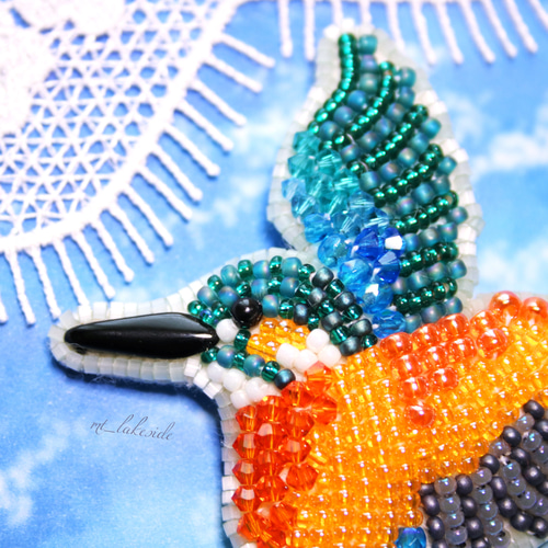 ビーズ刺繍のカワセミのブローチ ブローチ みずうみのほとり 通販