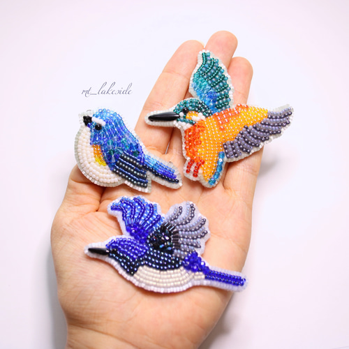 ビーズ刺繍のカワセミのブローチ ブローチ みずうみのほとり