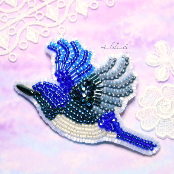 ビーズ刺繍のオオルリのブローチ ブローチ みずうみのほとり