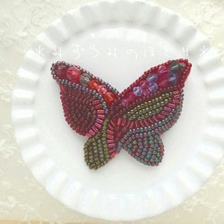蝴蝶的酒紅色胸針 第3張的照片