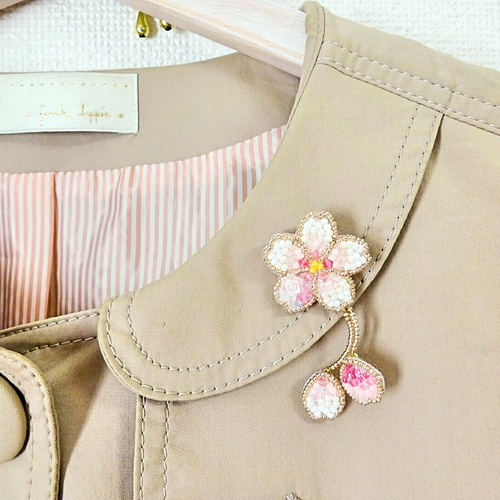 ビーズ刺繍のゆらゆら桜ブローチ ブローチ みずうみのほとり
