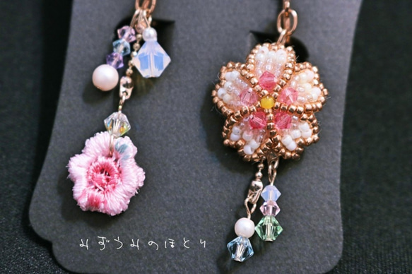 ビーズ刺繍のゆらゆら桜イヤリング(薄緑×水色) 2枚目の画像