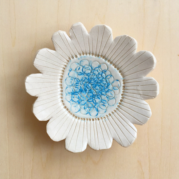 お花の小さなお皿（ブルー） 1枚目の画像