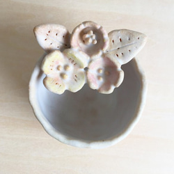 乳白色のお花つきカップ型小物入れ 2枚目の画像
