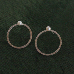 Planet Moon / Earrings (ピアス) - 2 pearls 2枚目の画像