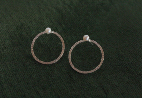 Planet Moon / Earrings (ピアス) - 2 pearls 2枚目の画像