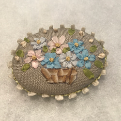 リボン刺繍のブローチ(マーガレットの花かご) 1枚目の画像