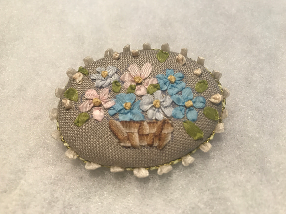 リボン刺繍のブローチ(マーガレットの花かご) 1枚目の画像