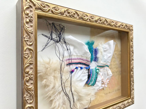 手刺繍入り絵画「気づくとそこにある世界。」(額付き) 