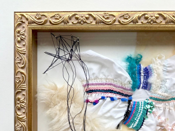 手刺繍入り絵画「気づくとそこにある世界。」(額付き) 