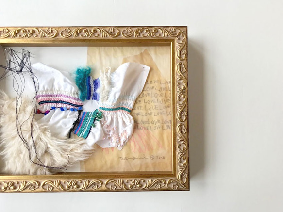 手刺繍入り絵画「気づくとそこにある世界。」(額付き) 