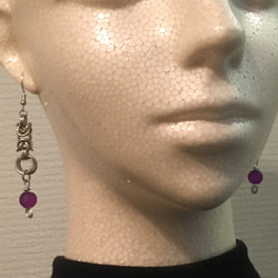 チェンメイル模様のイヤリング、シーグラスビーズ、紫色 2枚目の画像