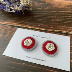 【再販】刺繍とビーズのお花ピアス(イヤリング) レッド 3枚目の画像