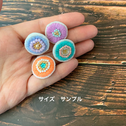 【再販】刺繍とビーズのお花ピアス(イヤリング) レッド 4枚目の画像