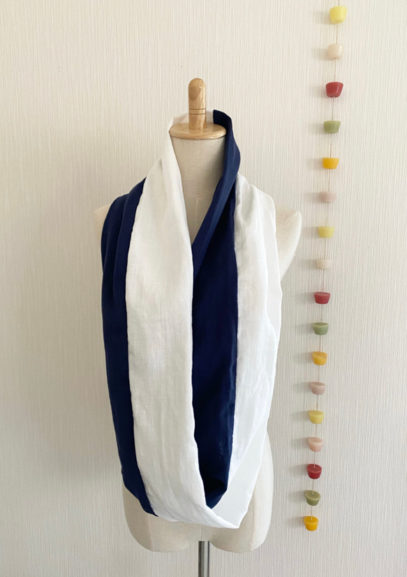 日本製造♡由蓬鬆的雙層紗布製成的高品質圍脖♡白色x海軍藍色 第2張的照片