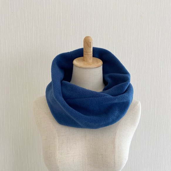♡圍脖採用柔軟、輕盈、溫暖的羊毛材質製成♡深藍色 第4張的照片