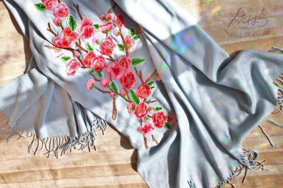 花咲く刺繍マフラーストール　「雪中梅」 3枚目の画像