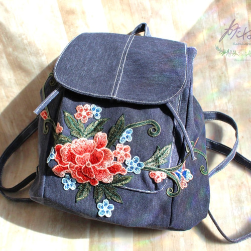 刺繍の花咲くデニムリュック（ネイビー） リュック・バックパック 方原