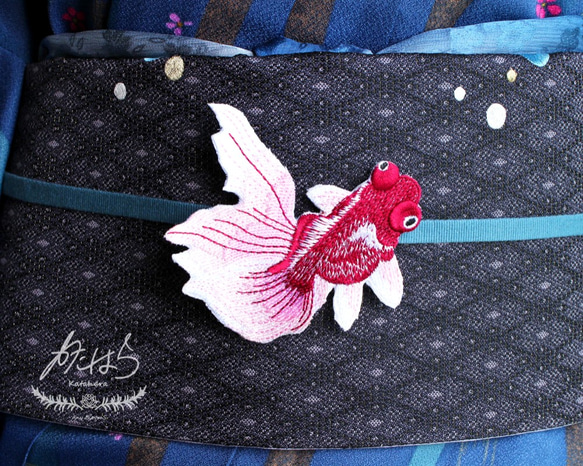 おっきな帯留めになる金魚が泳ぐ刺繍ブローチ（赤） 1枚目の画像