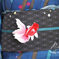 おっきな帯留めになる金魚が泳ぐ刺繍ブローチ（朱） 1枚目の画像