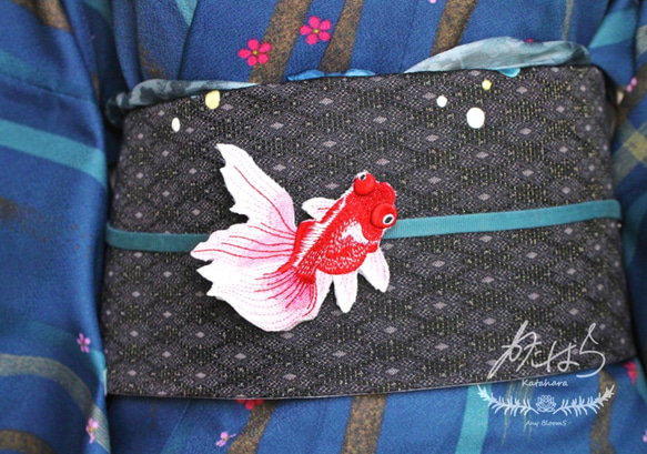 おっきな帯留めになる金魚が泳ぐ刺繍ブローチ（朱） 1枚目の画像