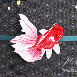 おっきな帯留めになる金魚が泳ぐ刺繍ブローチ（朱） 2枚目の画像