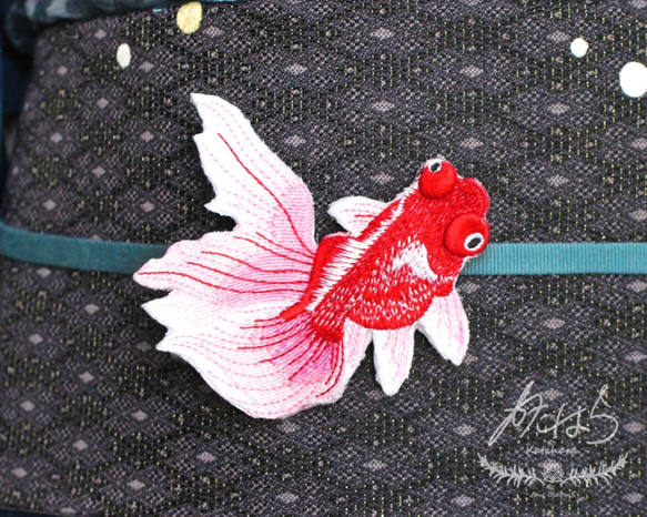 おっきな帯留めになる金魚が泳ぐ刺繍ブローチ（朱） 2枚目の画像