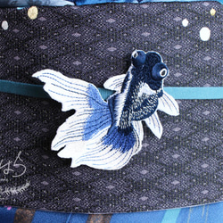 おっきな帯留めになる金魚が泳ぐ刺繍ブローチ（紺） 1枚目の画像