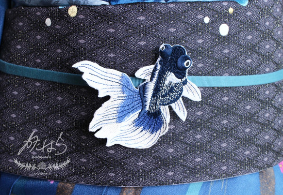 おっきな帯留めになる金魚が泳ぐ刺繍ブローチ（紺） 1枚目の画像