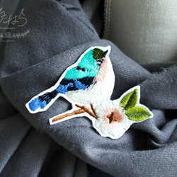 帯に小鳥を飼う刺繍ブローチ（ルリビタキ） 1枚目の画像