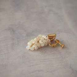 Jingle Earringーwhite shell × gold square E18 3枚目の画像