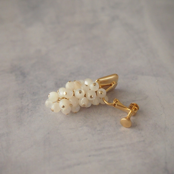 Jingle Earringーwhite shell × gold square E18 4枚目の画像