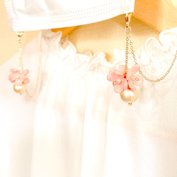 まるでピアスのようなマスクチェーン&メガネチェーンNo.17 コーラルピンクのお花とコットンパール 5枚目の画像