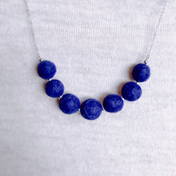♦︎再販♦︎シンプルフェルトボール ブルーのネックレス 3枚目の画像