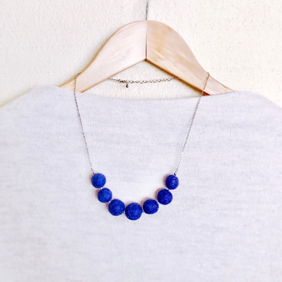 ♦︎再販♦︎シンプルフェルトボール ブルーのネックレス 6枚目の画像
