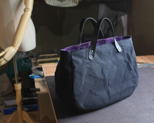 ころんバッグ 横長サイズ パラフィン帆布 黒 紫 トートバッグ naokaban