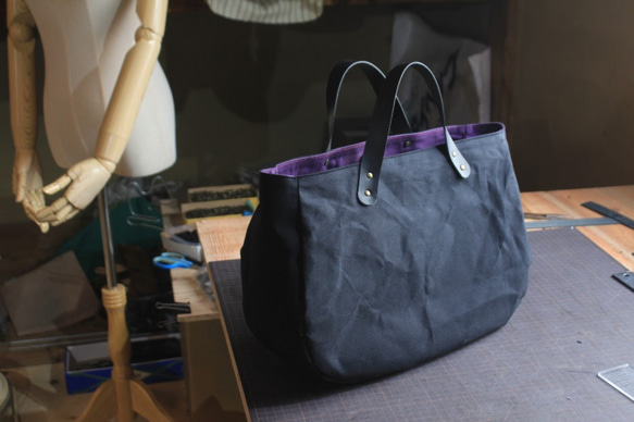 ころんバッグ 横長サイズ　パラフィン帆布　黒　紫 1枚目の画像
