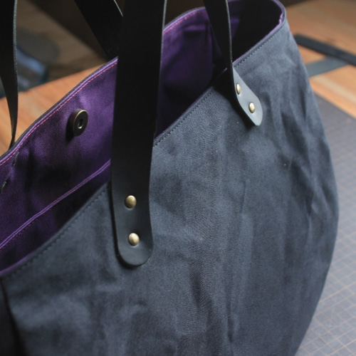 ころんバッグ 横長サイズ パラフィン帆布 黒 紫 トートバッグ naokaban