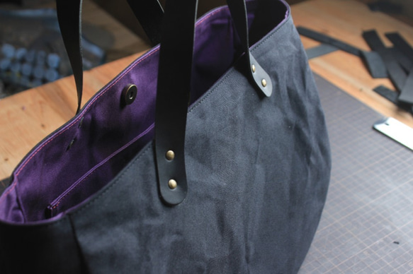 ころんバッグ 横長サイズ　パラフィン帆布　黒　紫 2枚目の画像