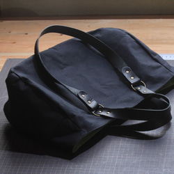 ころんバッグ 横長サイズ　パラフィン帆布　黒　うぐいす　持ち手　肩掛け持ち手付き 1枚目の画像