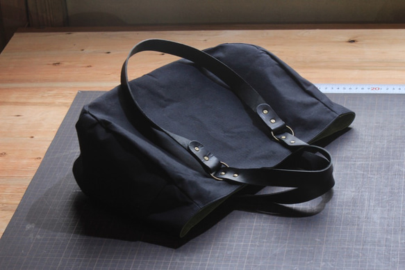 ころんバッグ 横長サイズ　パラフィン帆布　黒　うぐいす　持ち手　肩掛け持ち手付き 1枚目の画像