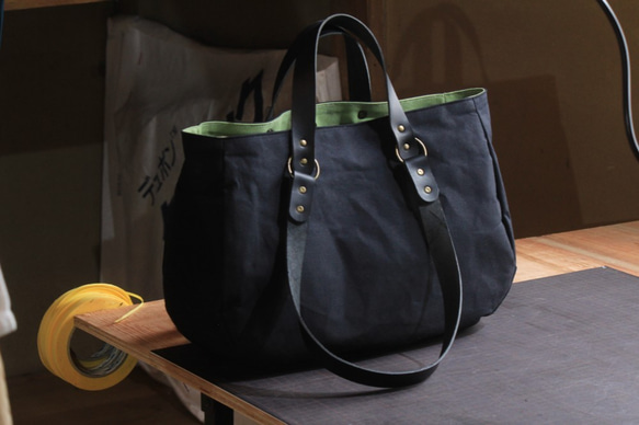 ころんバッグ 横長サイズ　パラフィン帆布　黒　うぐいす　持ち手　肩掛け持ち手付き 2枚目の画像