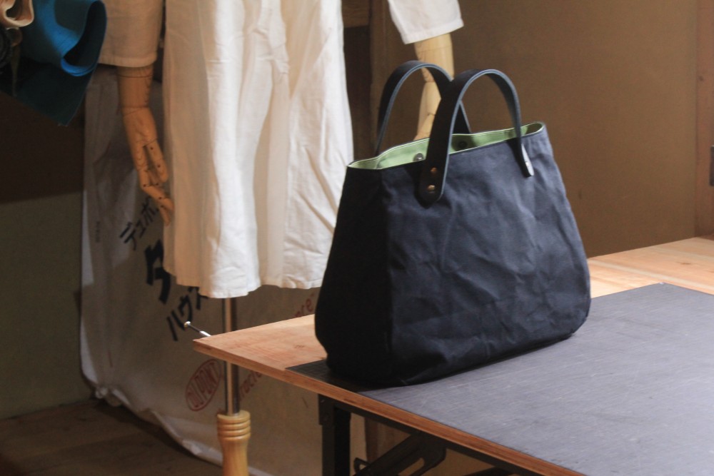 ころんバッグ　Mサイズ　パラフィン帆布　黒　うぐいす