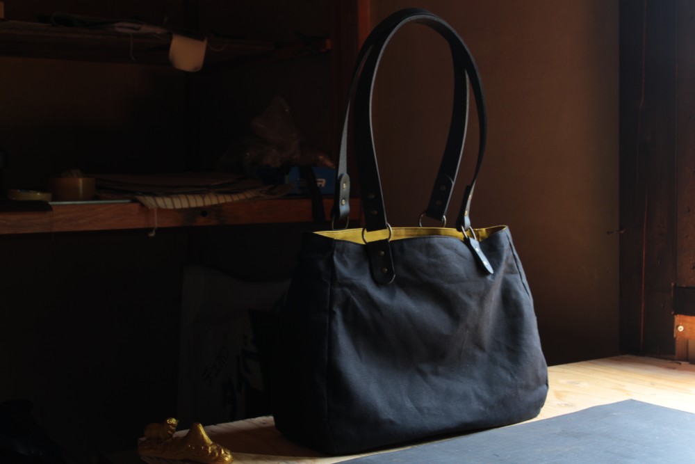 ころんバッグ　肩掛け持ち手　　Mサイズ　黒　カラシ