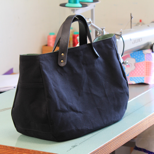 ころんバッグ 横長サイズ パラフィン帆布 表地黒 裏地うぐいす トート