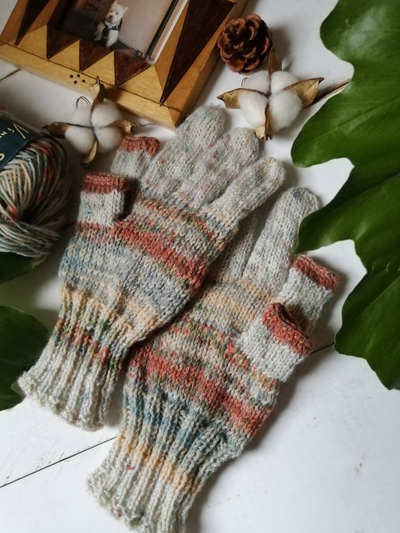 Noël 聖夜〜オパール毛糸のスマホ対応５本指手袋 1枚目の画像