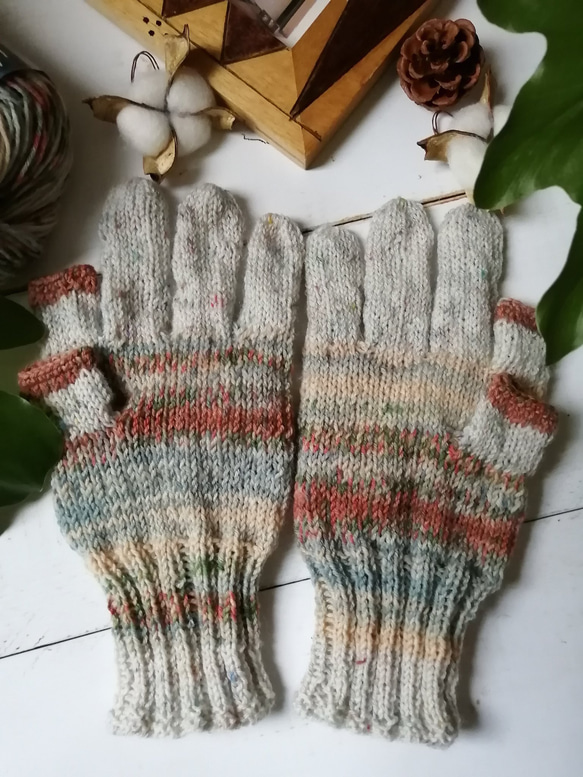 Noël 聖夜〜オパール毛糸のスマホ対応５本指手袋 3枚目の画像