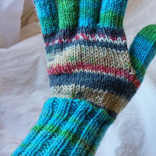 オパール毛糸の５本指手袋(フンデルト1432) 手袋・ミトン 手編み工房