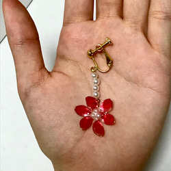【受注制作】赤いお花のエレガントイヤリング 3枚目の画像